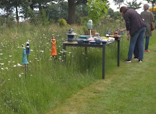 Keramik im Garten, offenes Gartentor 2025